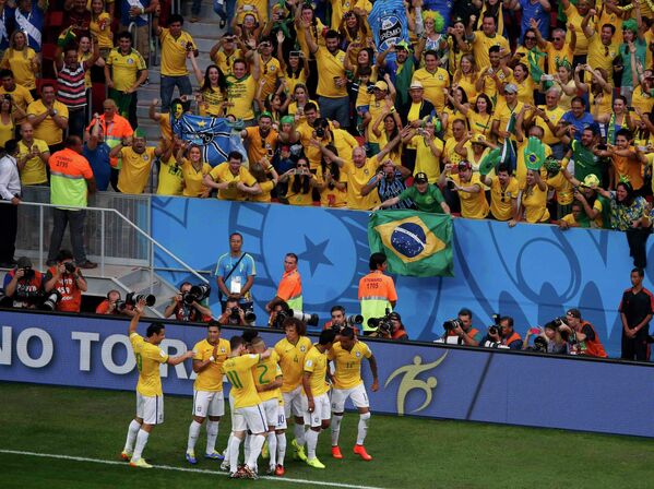 Футболисты сборной Бразилии праздную победу над камерунцами.