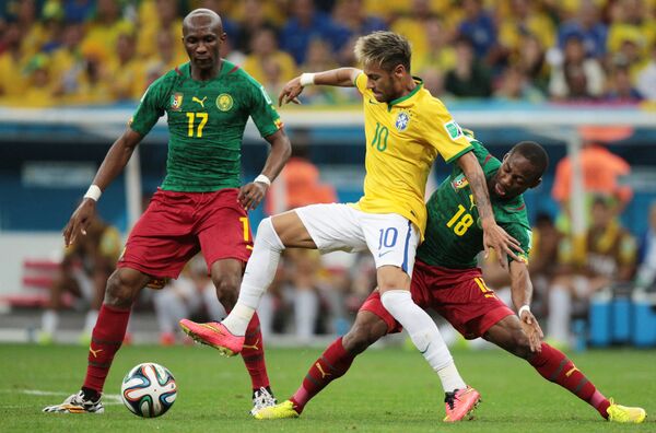 Игровой момент матча  Камерун - Бразилия