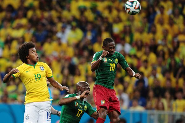 Игровой момент матча Камерун - Бразилия