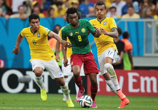 Игровой момент матча Камерун - Бразилия