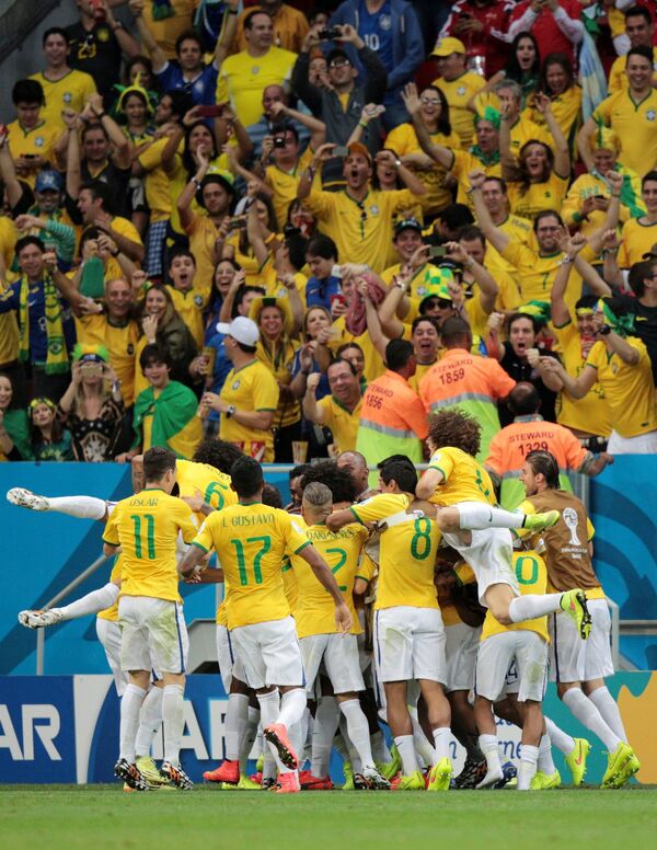 Футболисты сборной Бразилии Оскар, Марсело, Луис Густаво, Дани Алвес, Паулиньо, Виллиан и Неймар (слева направо) радуются победе.