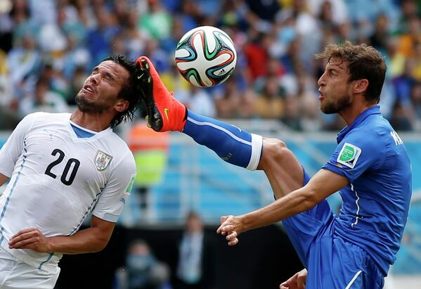Игровой момент матча Италия-Уругвай