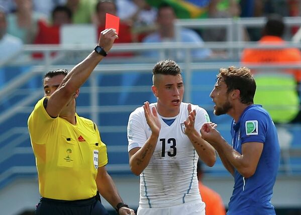 Игровой момент матча Италия-Уругвай