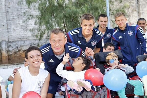 Футболисты сборной России во время посещения центра для людей с ограниченными возможностями