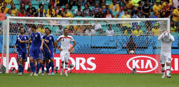 Футболисты сборной Боснии радуются забитому мячу в ворота иранцев
