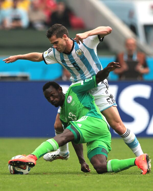 Защитник сборной Нигерии Джувон Ошанива (слева) и полузащитник сборной Аргентины Фернандо Гаго