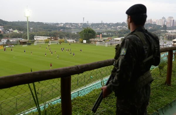 Полицейский охраняет стадион Жангуито Малучелли в Куритибе