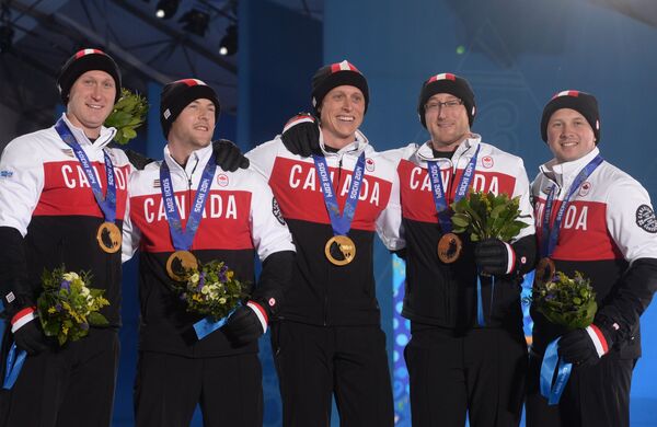 Справа налево керлингисты сборной Канады: Калеб Флекси, Райан Харнден, Эрик Харнден, Райан Фрай и Брэд Джейкобс
