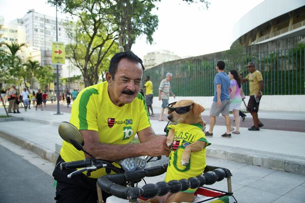 Болельщик с собакой на улицах Рио-де-Жанейро