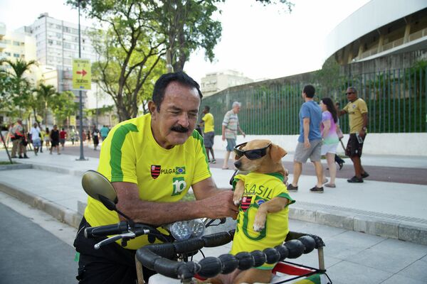 Болельщик с собакой на улицах Рио-де-Жанейро