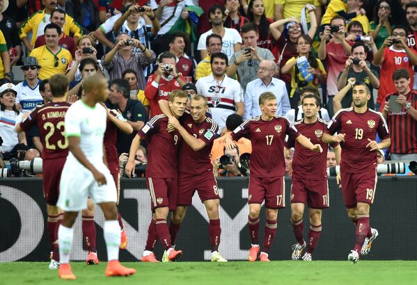 Футболисты сборной России радуются голу в ворота Алжира