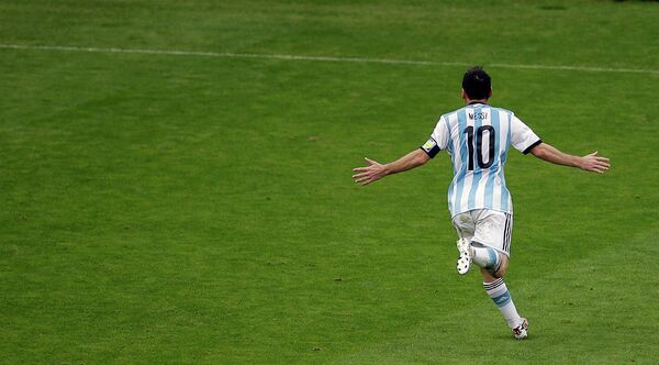 Нападающий сборной Аргентины Лионель Месси в матче против Нигерии