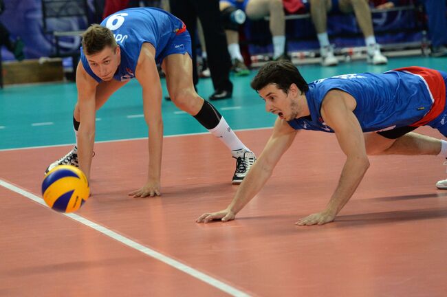 Волейболисты сборной Сербии Никола Йовович и Милош Никич (слева направо)