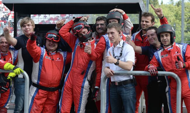 Российская команда Zeta Corse радуется победе во второй гонке Формула-Renault 3.5