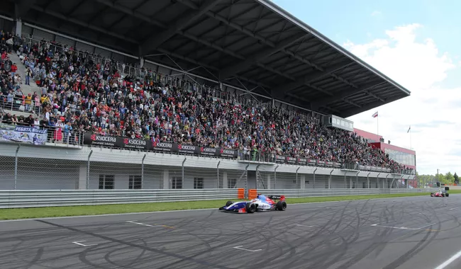 Российский пилот Сергей Сироткин во время второй гонки Формула-Renault 3.5