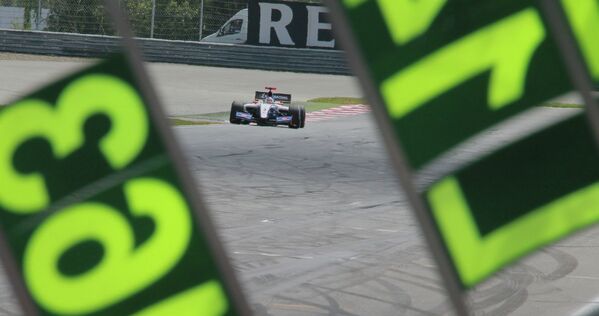 Российский пилот Сергей Сироткин во время второй гонки Формула-Renault 3.5 Российский пилот Сергей Сироткин во время второй гонки Формула-Renault 3.5