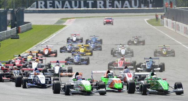 Автогонщики во время второй гонки Формула-Renault 3.5