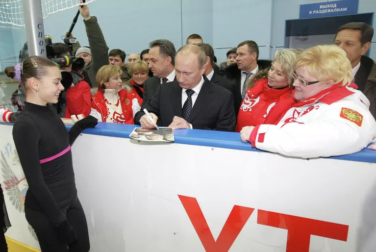 Председатель правительства РФ Владимир Путин (в центре на первом плане) дает автограф фигуристке Аделине Сотниковой (слева на первом плане) Председатель правительства РФ Владимир Путин (в центре на первом плане) дает автограф фигуристке Аделине Сотниковой (слева на первом плане)