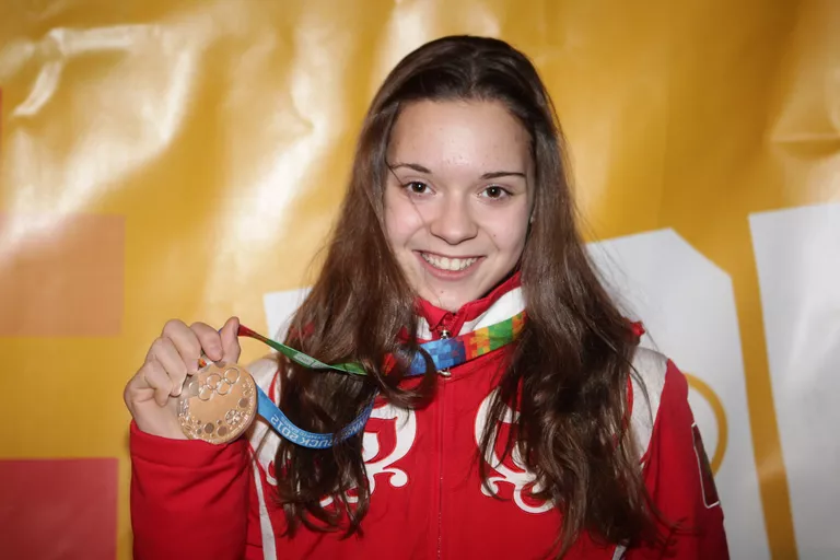 Российская фигуристка Аделина Сотникова, завоевавшая серебряную медаль в женском одиночном катании на I зимних юношеских Олимпийских играх Российская фигуристка Аделина Сотникова, завоевавшая серебряную медаль в женском одиночном катании на I зимних юношеских Олимпийских играх