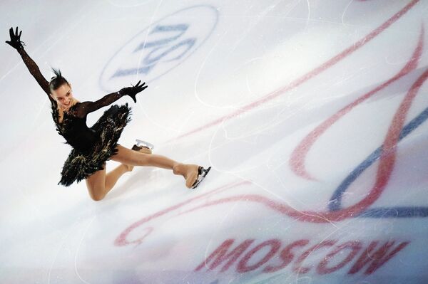 Российская фигуристка Аделина Сотникова принимает участие в показательных выступлениях на чемпионате мира - 2011 по фигурному катанию в Москве
