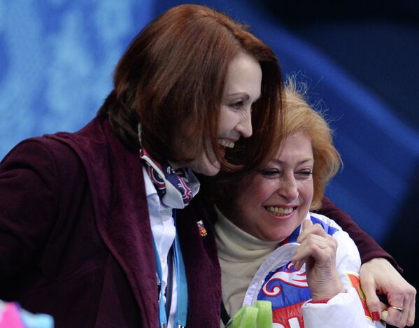 Тренер Елена Буянова (справа) и хореограф Ирина Тагаева во время выступления Аделины Сотниковой на зимних Олимпийских играх в Сочи