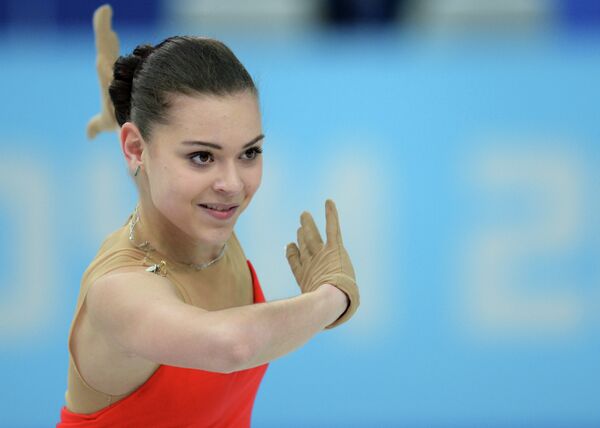 Аделина Сотникова (Россия) выступает в короткой программе женского одиночного катания на зимних Олимпийских играх в Сочи