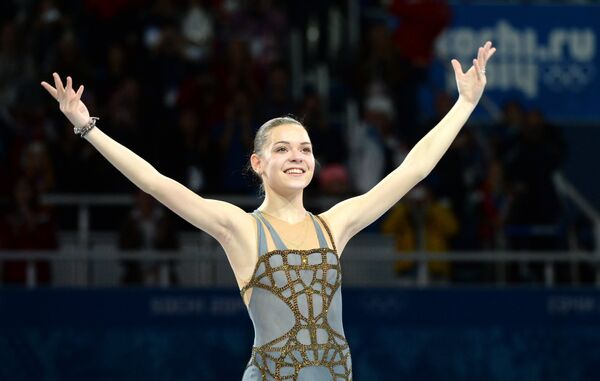 Аделина Сотникова (Россия), завоевавшая золотую медаль на соревнованиях по фигурному катанию на зимних Олимпийских играх в Сочи