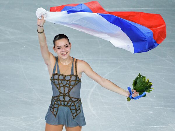 Аделина Сотникова (Россия), завоевавшая золотую медаль на соревнованиях по фигурному катанию на зимних Олимпийских играх в Сочи