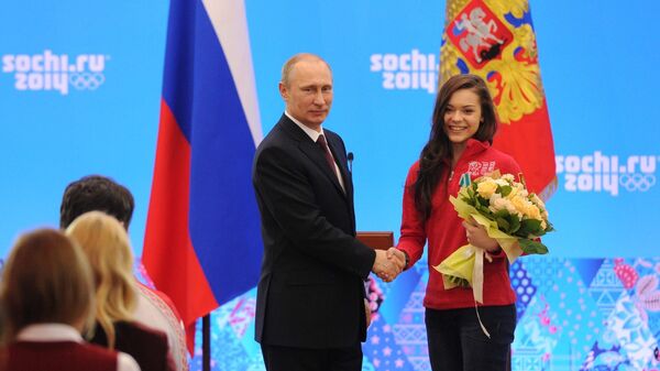Президент России Владимир Путин и олимпийская чемпионка в фигурном катании Аделина Сотникова 