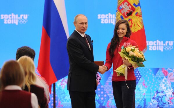Президент России Владимир Путин и олимпийская чемпионка в фигурном катании Аделина Сотникова