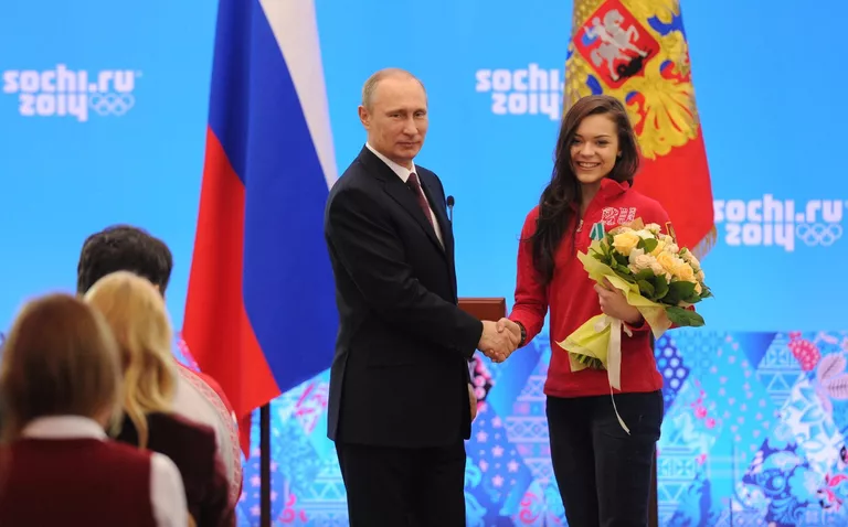 Президент России Владимир Путин и олимпийская чемпионка в фигурном катании Аделина Сотникова Президент России Владимир Путин и олимпийская чемпионка в фигурном катании Аделина Сотникова