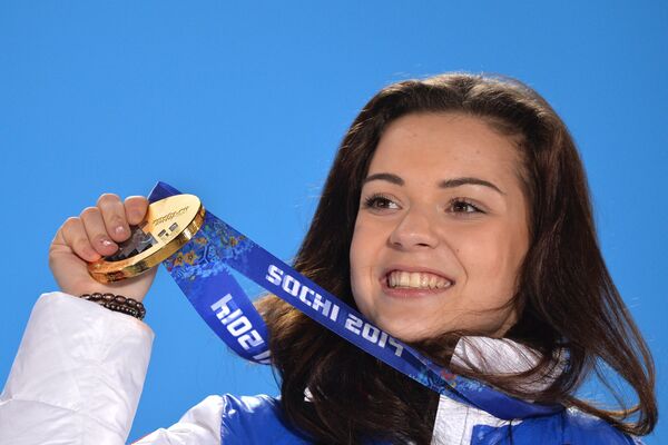 Аделина Сотникова (Россия) во время медальной церемонии зимних Олимпийских игр в Сочи