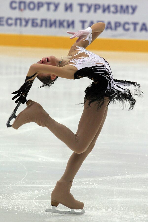Фигуристка Аделина Сотникова, занявшая 1-е место на чемпионате России по фигурному катанию. 2008 год.
