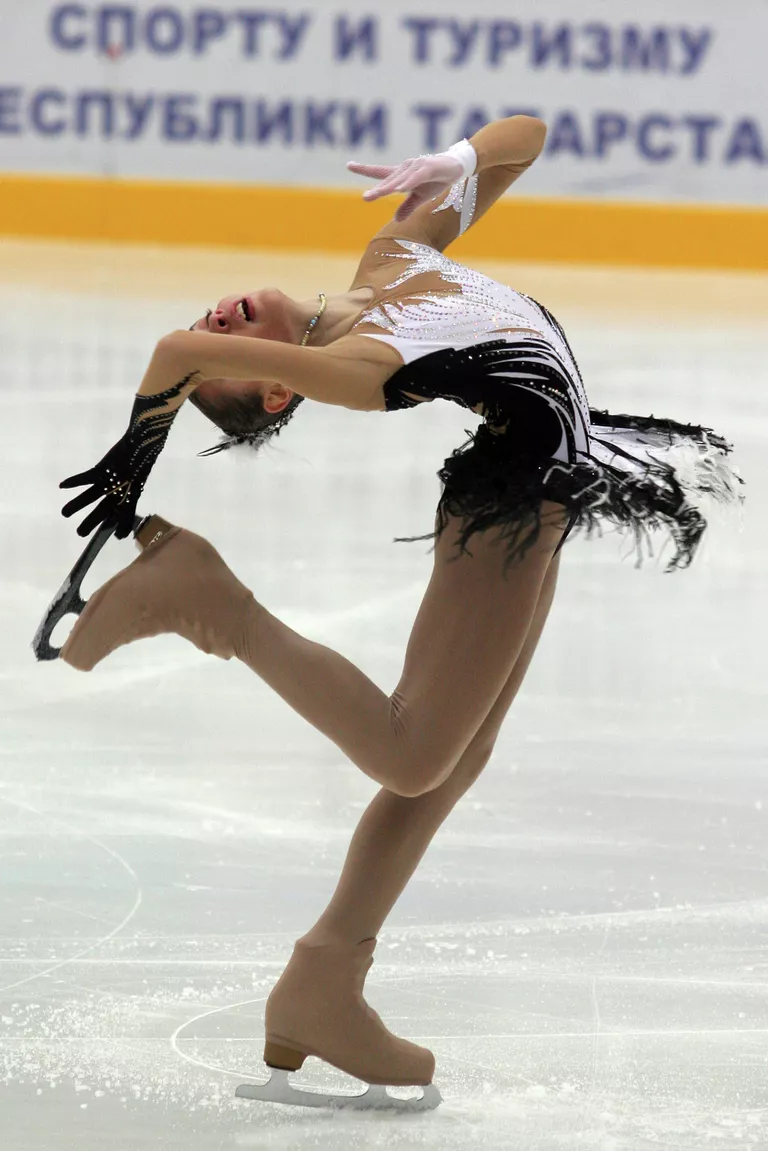 Фигуристка Аделина Сотникова, занявшая 1-е место на чемпионате России по фигурному катанию. 2008 год. Фигуристка Аделина Сотникова, занявшая 1-е место на чемпионате России по фигурному катанию. 2008 год.