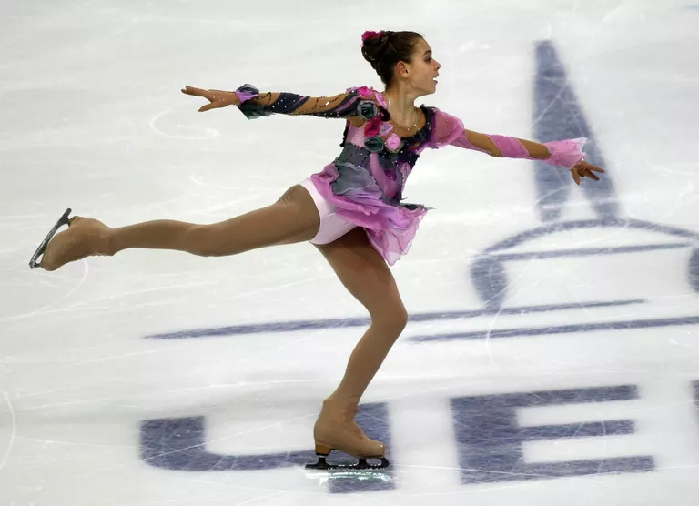 Аделина Сотникова выступает в короткой программе на чемпионате России по фигурному катанию. 2009 год. Аделина Сотникова выступает в короткой программе на чемпионате России по фигурному катанию. 2009 год.