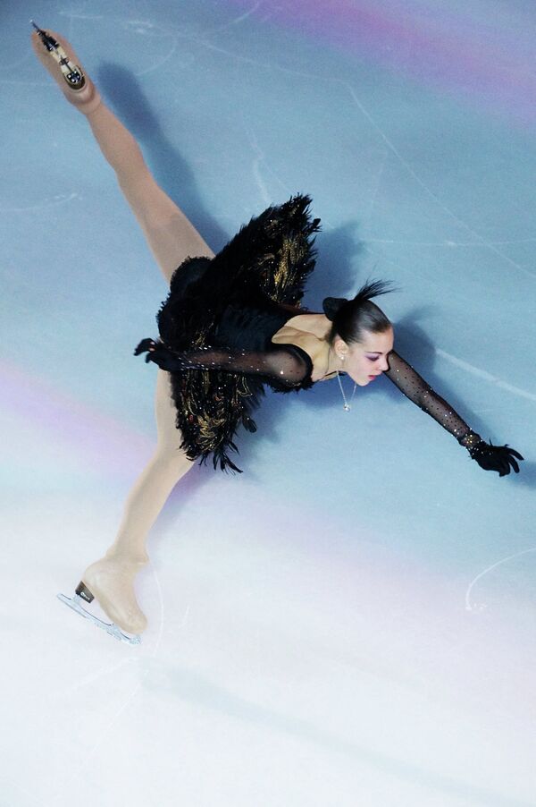 Аделина Сотникова принимает участие в показательных выступлениях на чемпионате мира - 2011 по фигурному катанию в Москве