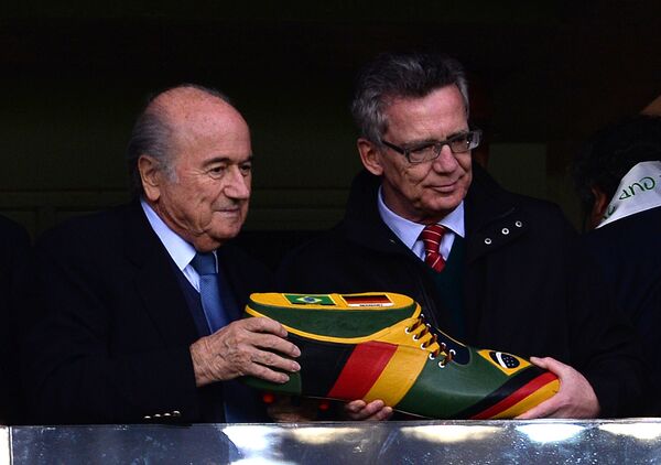 Президент ФИФА Йозеф Блаттер (слева)
