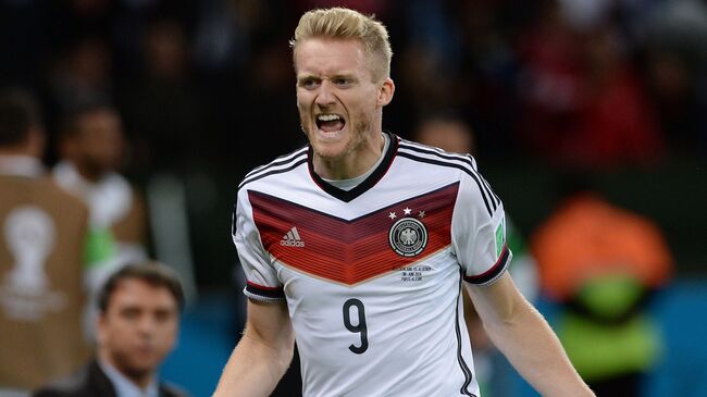 Полузащитник сборной Германии Андре Шюррле радуется забитому голу.