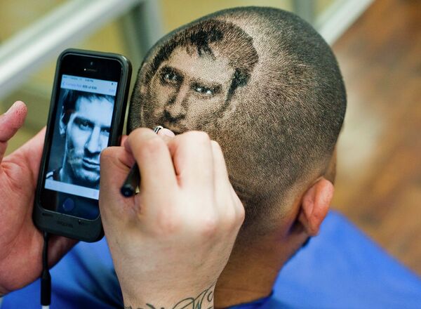 Портрет Лионеля Месси на голове болельщика сборной Аргентины