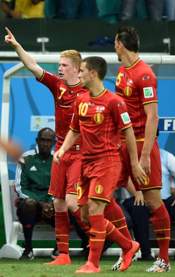 Футболисты сборной Бельгии Кевин Де Брейне, Эден Азар и Даниэль ван Бюйтен (слева направо) радуются забитому мячу.