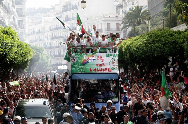 Болельщики сборной Алжира приветствуют национальную команду