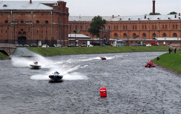 Участники чемпионата мира по водно-моторному спорту Endurance Pneumatics 24 часа у Петропавловской крепости в Санкт-Петербурге
