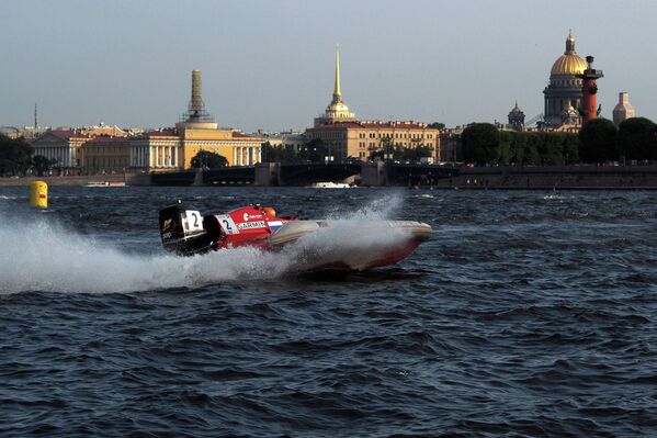 Участник чемпионата мира по водно-моторному спорту Endurance Pneumatics 24 часа у Петропавловской крепости в Санкт-Петербурге
