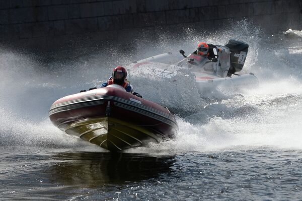 Участники чемпионата мира по водно-моторному спорту Endurance Pneumatics 24 часа в Санкт-Петербурге