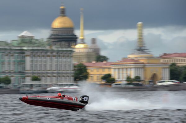 Участник чемпионата мира по водно-моторному спорту Endurance Pneumatics 24 часа у Петропавловской крепости в Санкт-Петербурге