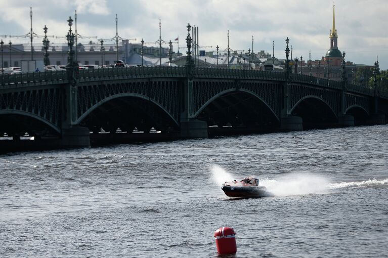 Участник чемпионата мира по водно-моторному спорту Endurance Pneumatics 24 часа у Петропавловской крепости в Санкт-Петербурге