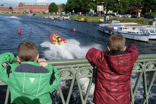 Дети наблюдают за участником чемпионата мира по водно-моторному спорту Endurance Pneumatics 24 часа в Санкт-Петербурге