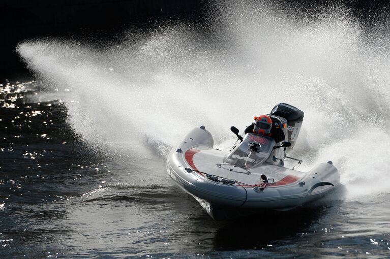 Участник чемпионата мира по водно-моторному спорту Endurance Pneumatics 24 часа в Санкт-Петербурге