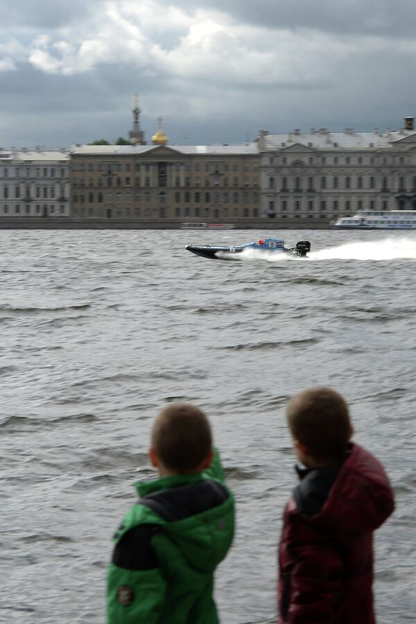 Дети наблюдают за участником чемпионата мира по водно-моторному спорту 24 часа в Санкт-Петербурге