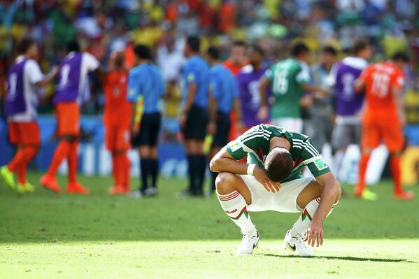 Нападающий сборной Мексики Хавьер Эрнандес после поражения от голландцев